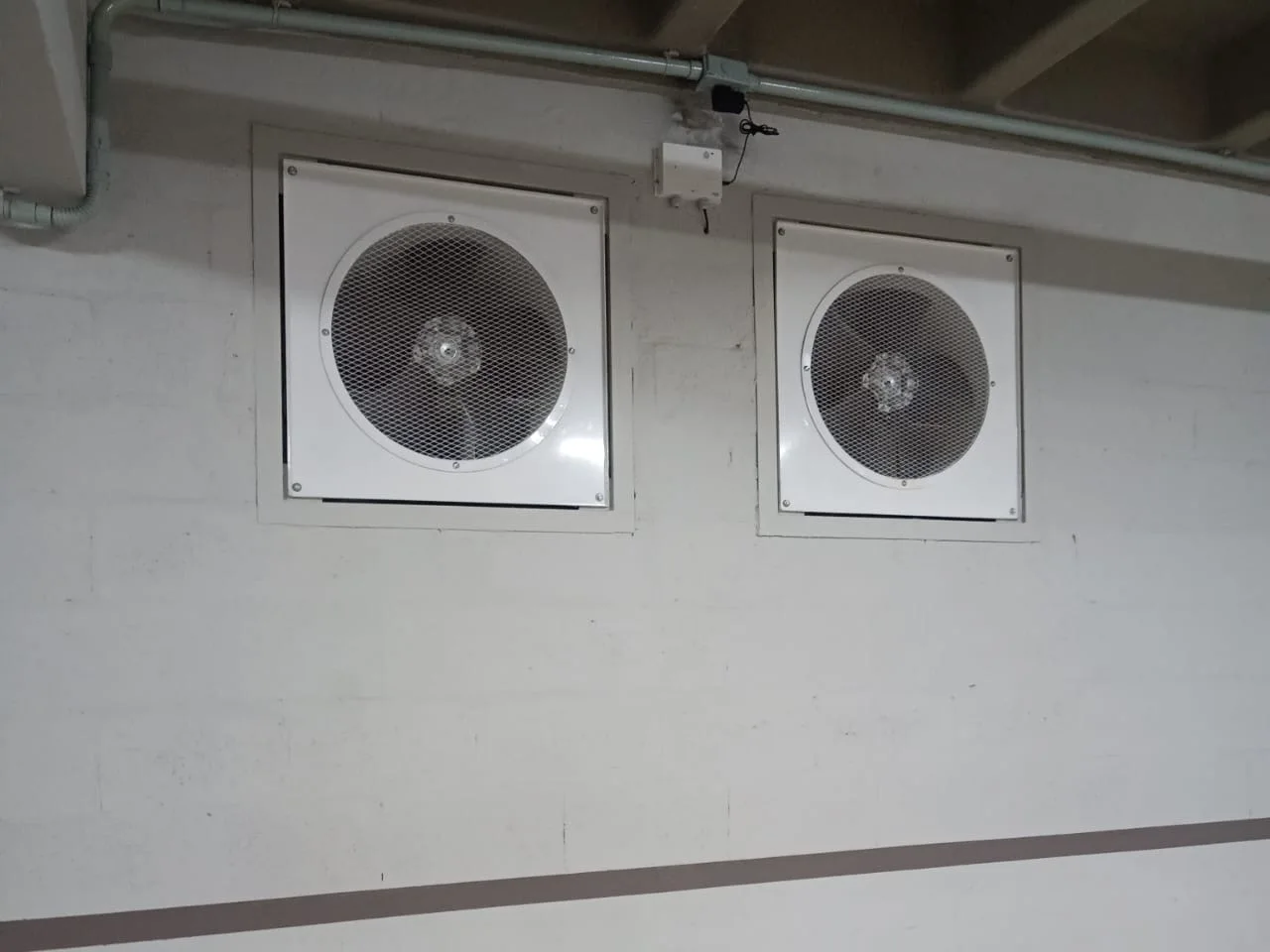 Ventiladores axiais de exaustão instalados em garagem
